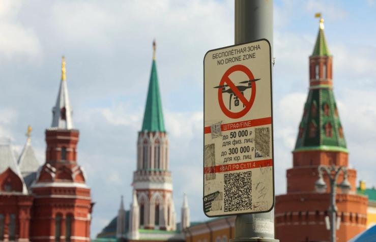 A sign prohibiting unmanned aerial vehicles flying over the area is on display near the State Historical Museum and the Kremlin wall in central Moscow, Russia, May 3, 2023. REUTERS/Evgenia Novozhenina