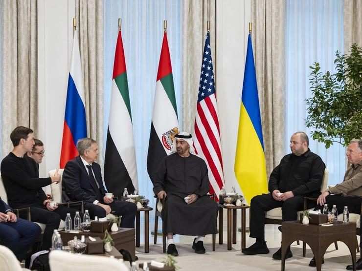 President Sheikh Mohamed bin Zayed meets with heads of delegations participating in the US-Russia-Ukraine trilateral talks.