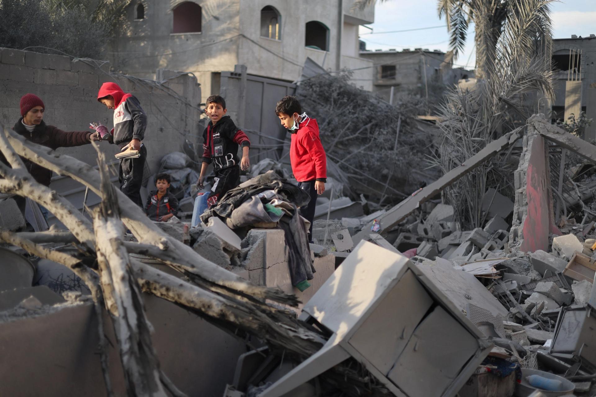 Palestinian children inspect the site of an Israeli strike on a house, amid the ongoing conflict between Israel and the Palestinian Islamist group Hamas, in Rafah in the southern Gaza Strip, February 12, 2024. REUTERS/Ibraheem Abu Mustafa