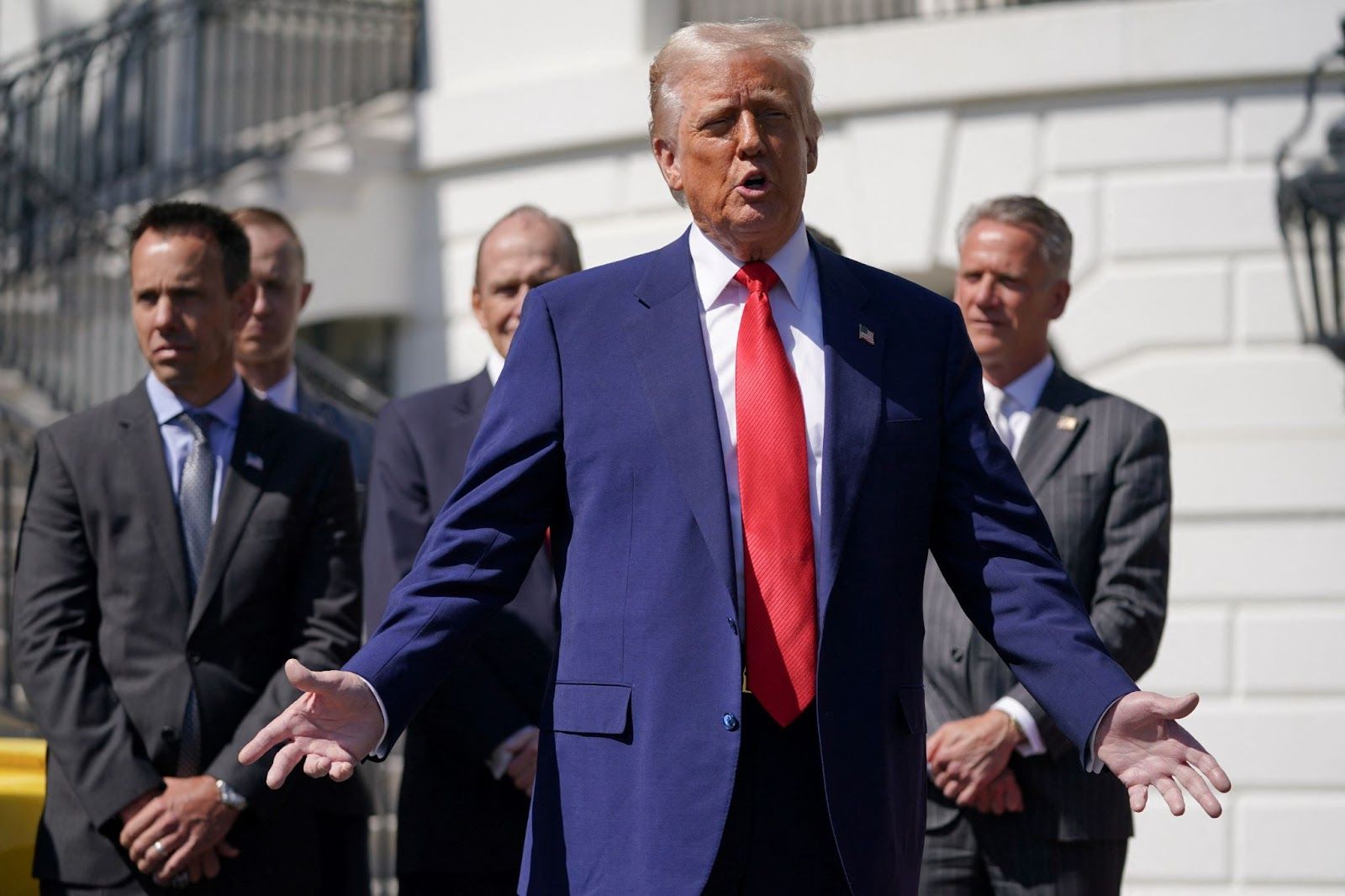 美国总统唐纳德·特朗普在华盛顿特区白宫与赛车冠军举行的活动中发表讲话。