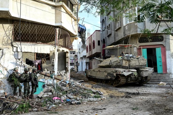 Israeli soldiers operate with a tank at the Shajaiya district of Gaza city amid the ongoing conflict between Israel and the Palestinian Islamist group Hamas, in the Gaza Strip December 8, 2023. REUTERS/Yossi Zeliger