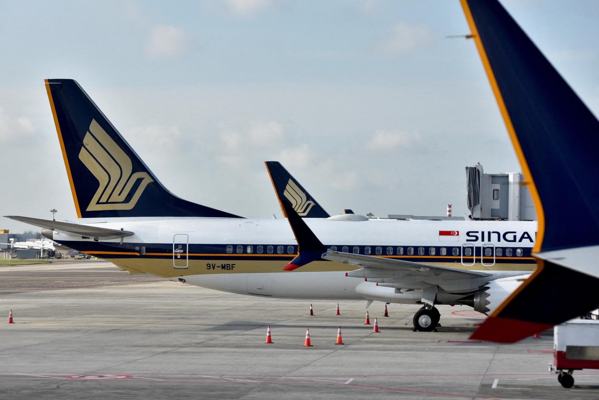 FILE PHOTO: Singapore Airlines planes sit on the tarmac at Changi Airport in Singapore November 16, 2021. REUTERS/Caroline Chia