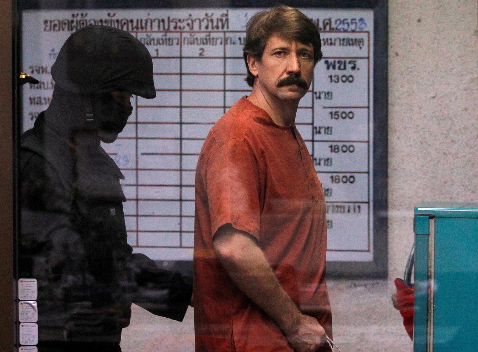 Alleged arms smuggler Viktor Bout from Russia is escorted by a member of the special police unit as he arrives at a criminal court in Bangkok October 4, 2010.