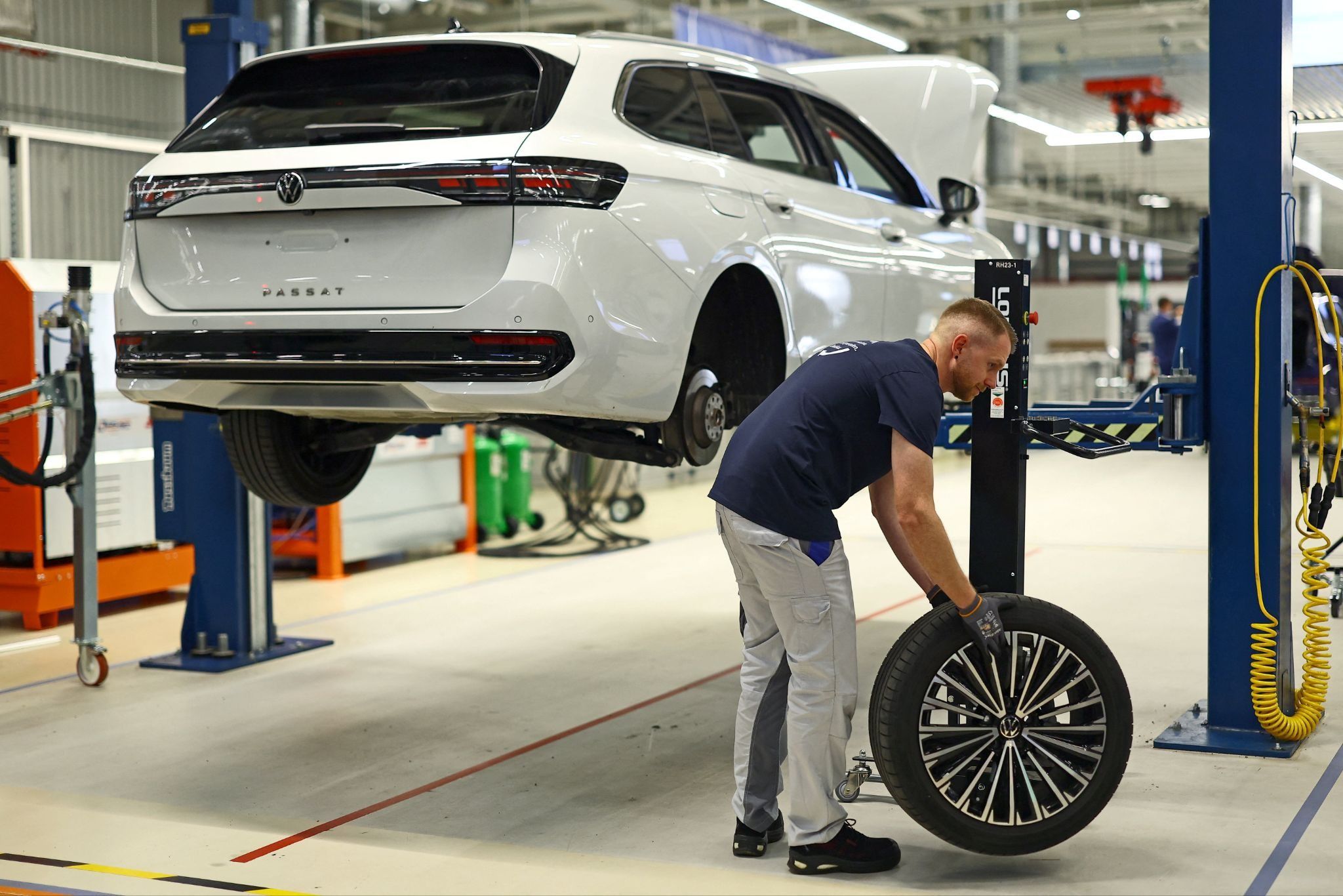 Volkswagen posts €5.8bn quarterly loss as China slump and Porsche writedown weigh