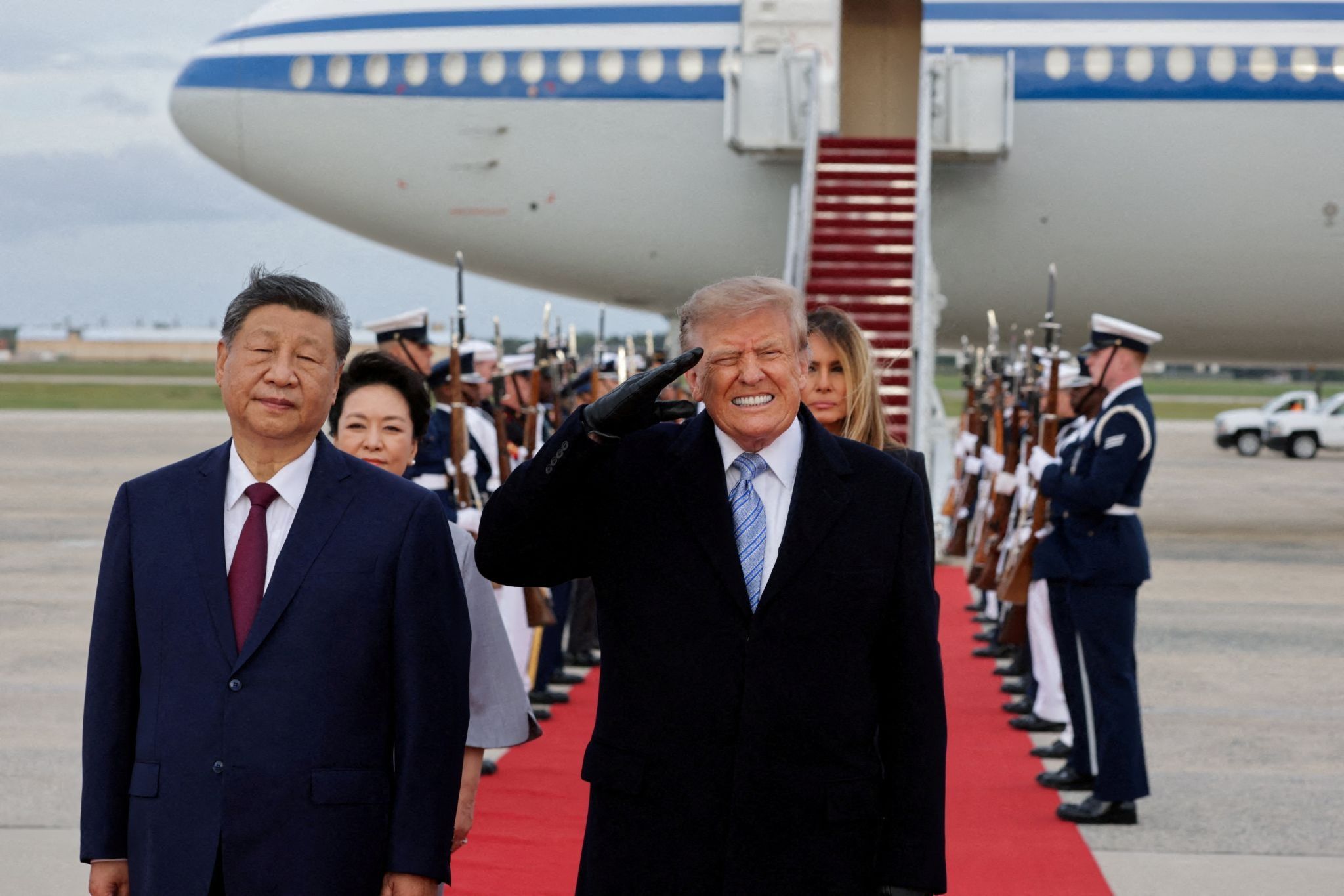 US President Donald Trump and Chinese President Xi Jinping at his arrival ceremony in Maryland, US. 