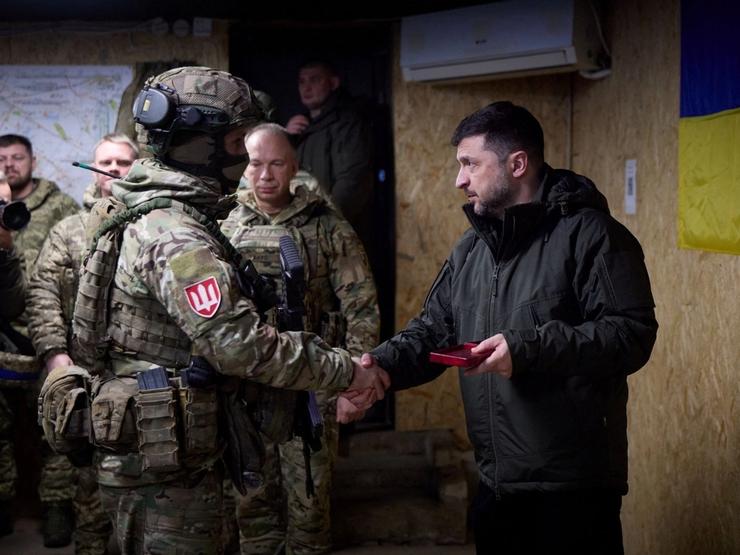 Volodymyr Zelenskyy meets with troops