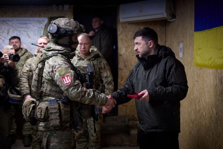 Volodymyr Zelenskyy meets with troops