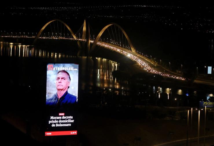 A billboard announcing Bolsonaro’s arrest in Brazil
