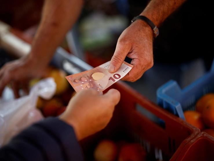 A shopper pays with a ten Euro bank note.