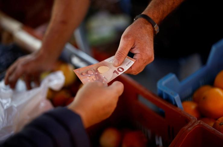 A shopper pays with a ten Euro bank note.