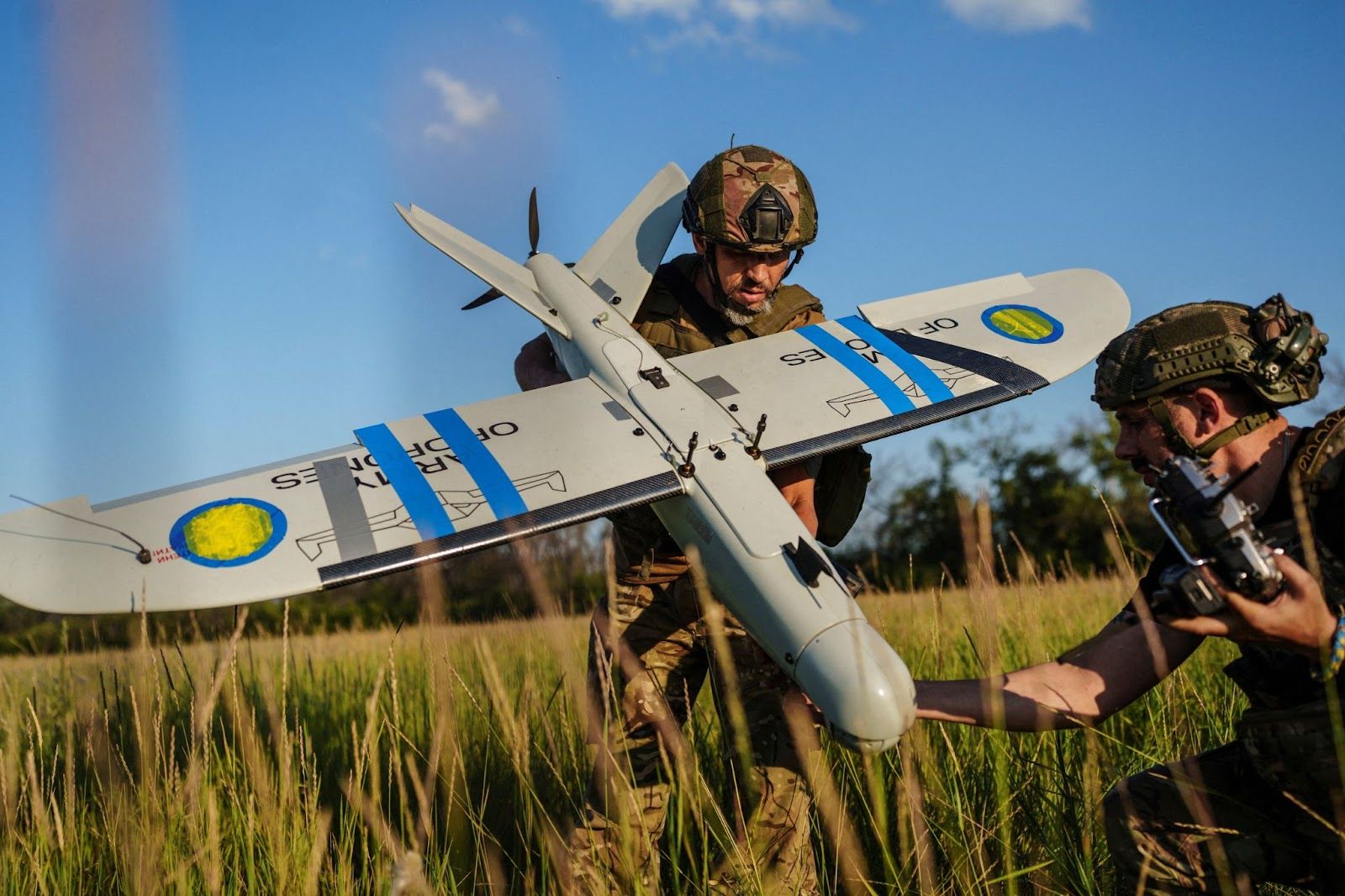Ukrainian soldiers holding a reconnaissance drone
