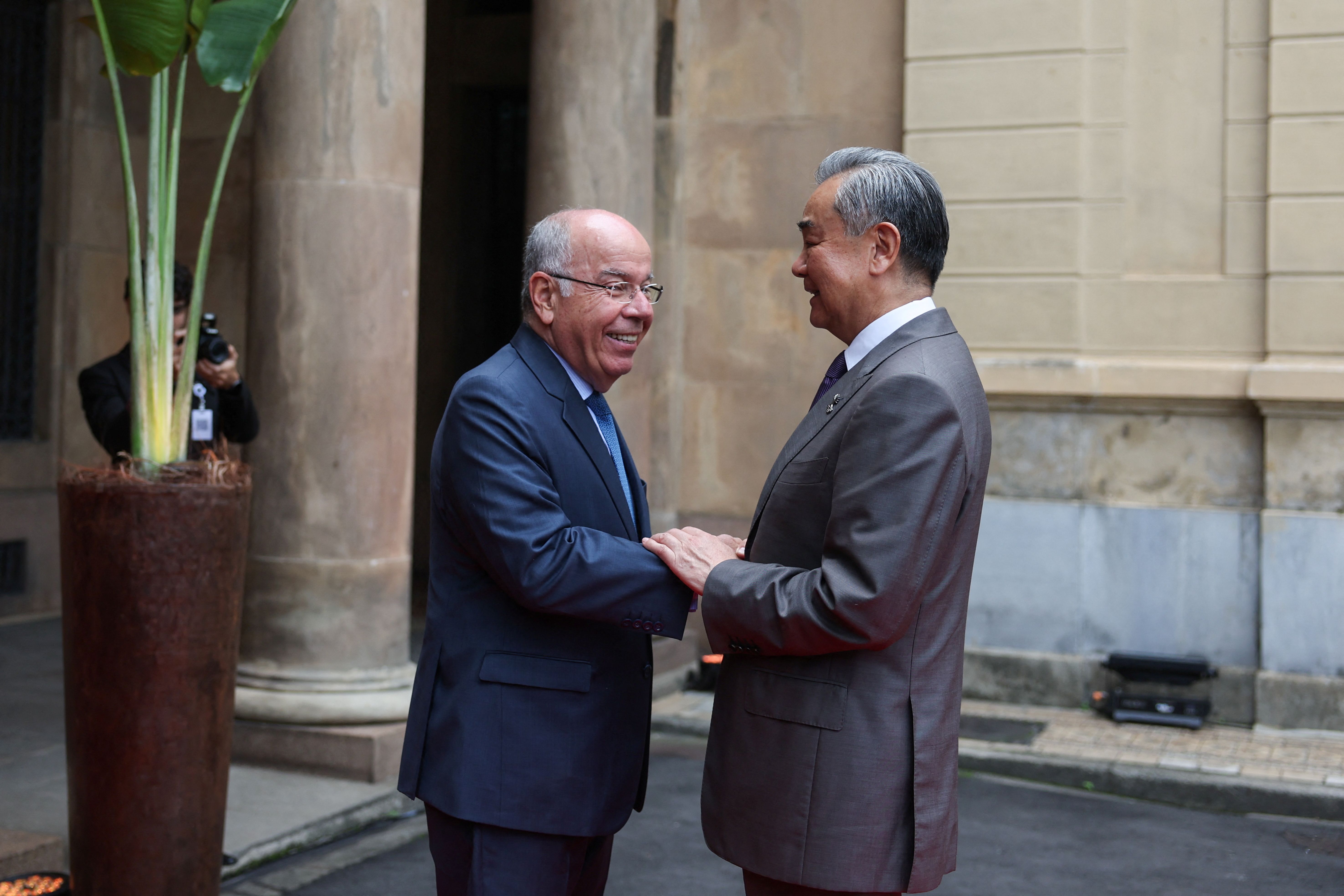 Brazilian Foreign Minister Mauro Vieira and Chinese Foreign Minister Wang Yi shake hands at BRICS.