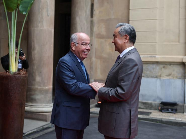 Brazilian Foreign Minister Mauro Vieira and Chinese Foreign Minister Wang Yi shake hands at BRICS.