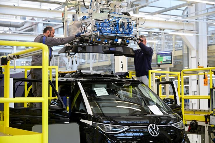 Staff members install a sensor unit on a Volkswagen Id. Buzz AD during a media tour at Volkswagen Commercial Vehicles (Volkswagen Nutzfahrzeuge) in Hanover, Germany.